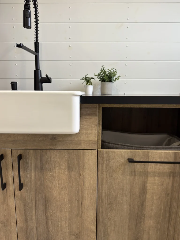 Détail caisson sur mesure pour salle de lavage - Ouverture pour chute à linge