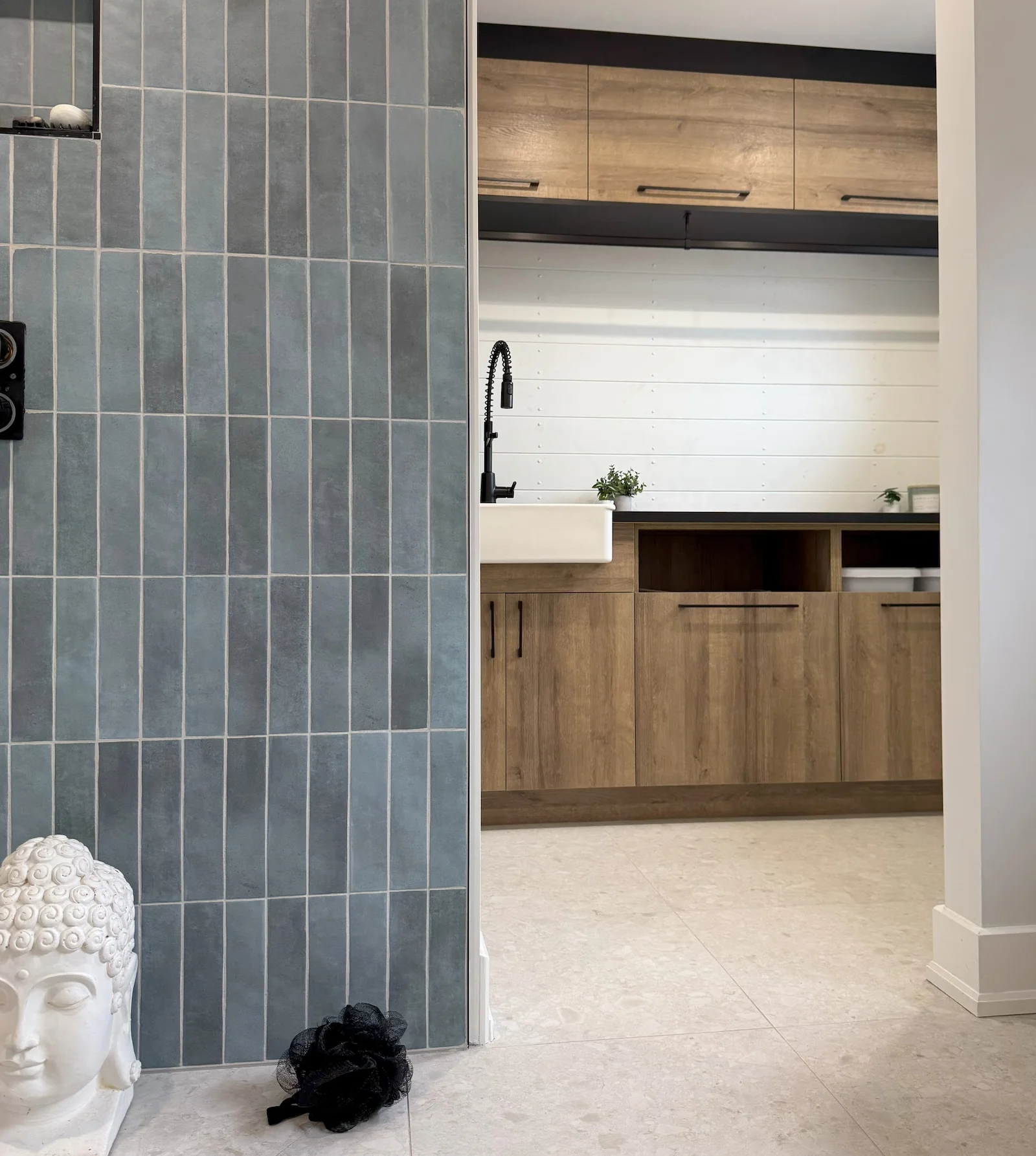 Salle de lavage moderne avec caissons personnalisés