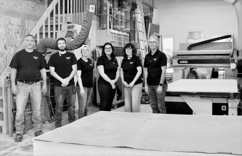 Photo de l'équipe Ébénisterie 341 inc. dans l'atelier de production
