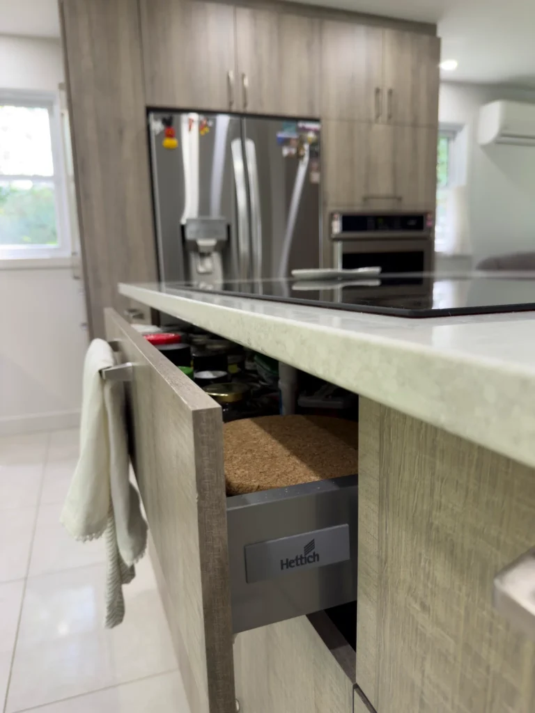 Détail tiroir de cuisine avec ferrure de meubles Hettich