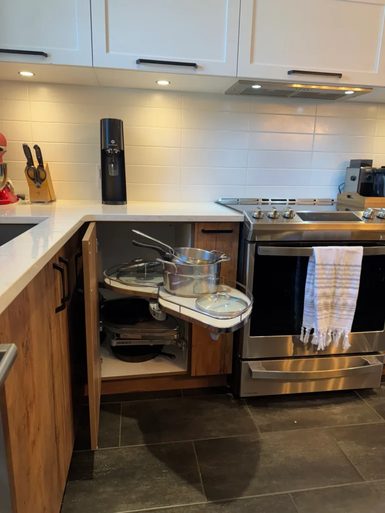 Système de rangement pivotant pour armoire de coin - Cuisine sur mesure