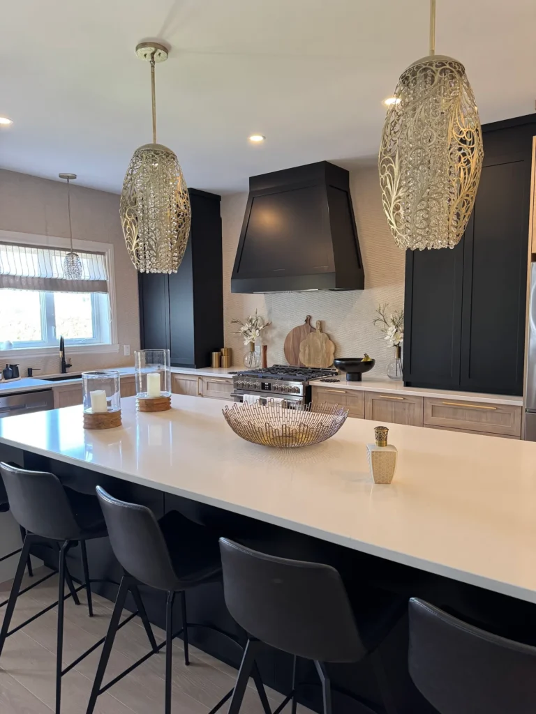 Vue d'ensemble cuisine de style Tuscan Chic avec îlot cascade et caisson pour la hotte sur mesure